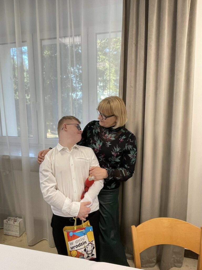 Uczestnicy składają życzenia jubilatom