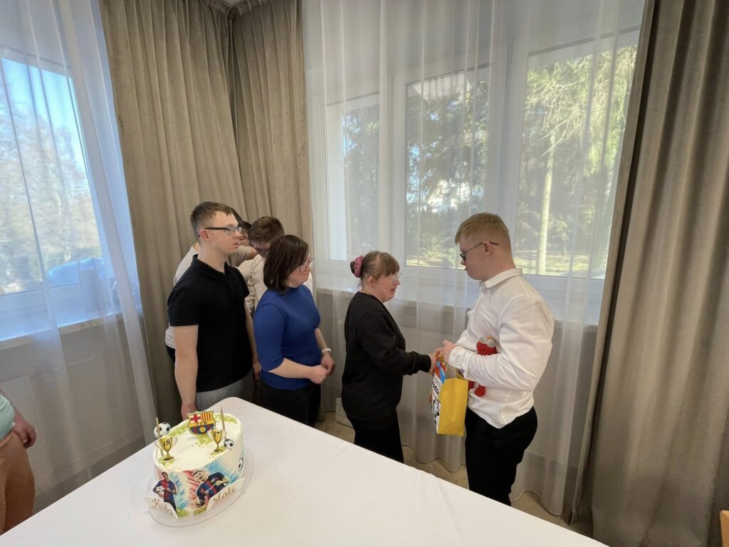 Uczestnicy składają życzenia jubilatom