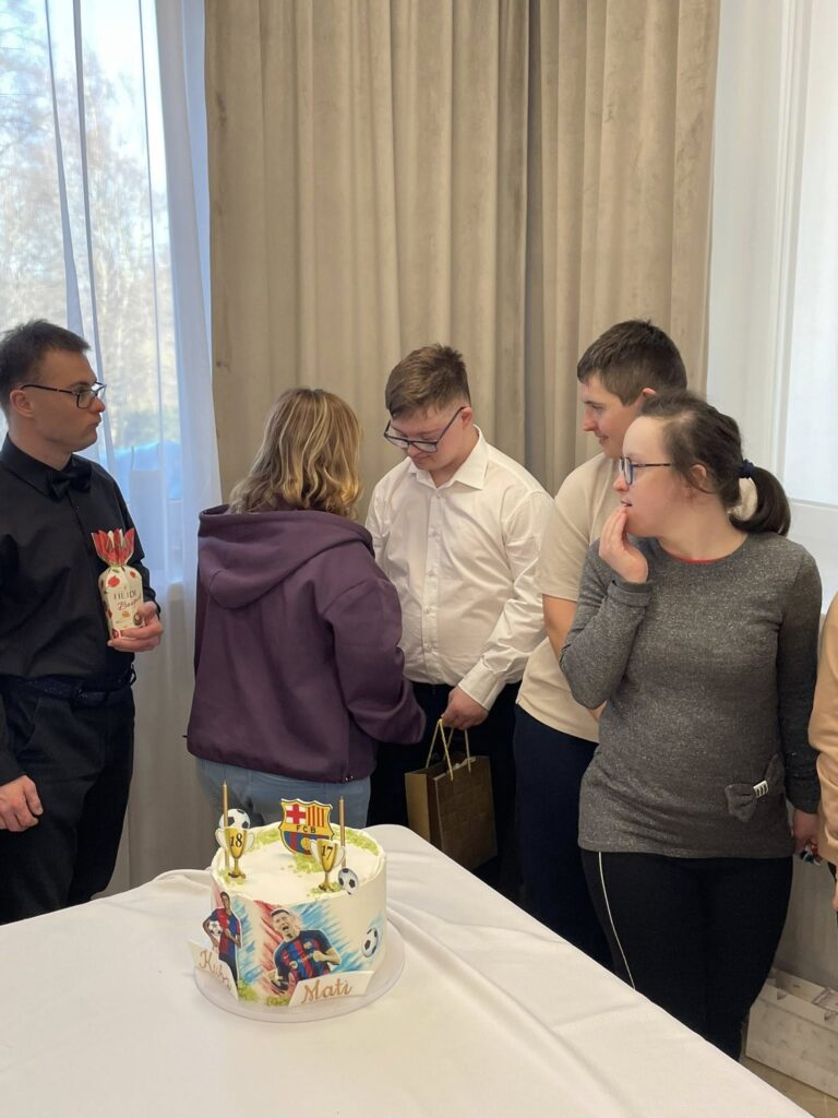 Uczestnicy składają życzenia jubilatom