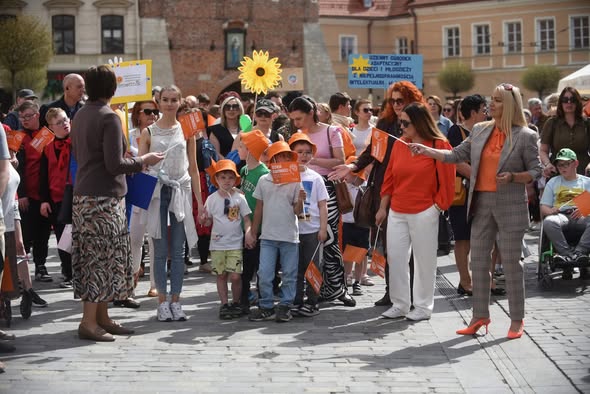 Liczna grupa uczestników i widzów zgromadzona podczas obchodów w plenerze