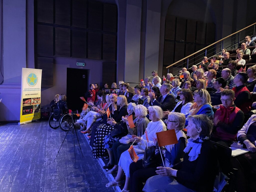 Publiczność siedząca na widowni podczas wydarzenia w Centrum Kultury w Lublinie