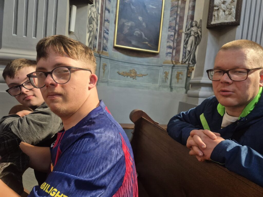 Uczestnicy w kościele