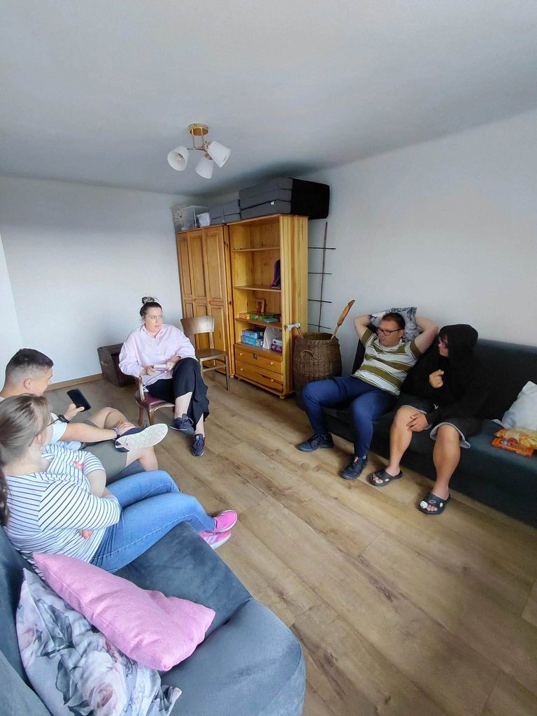 Uczestnicy świetlicy biorą udział w spotkaniu grupowym podczas zajęć psychologicznych i integracyjnych.