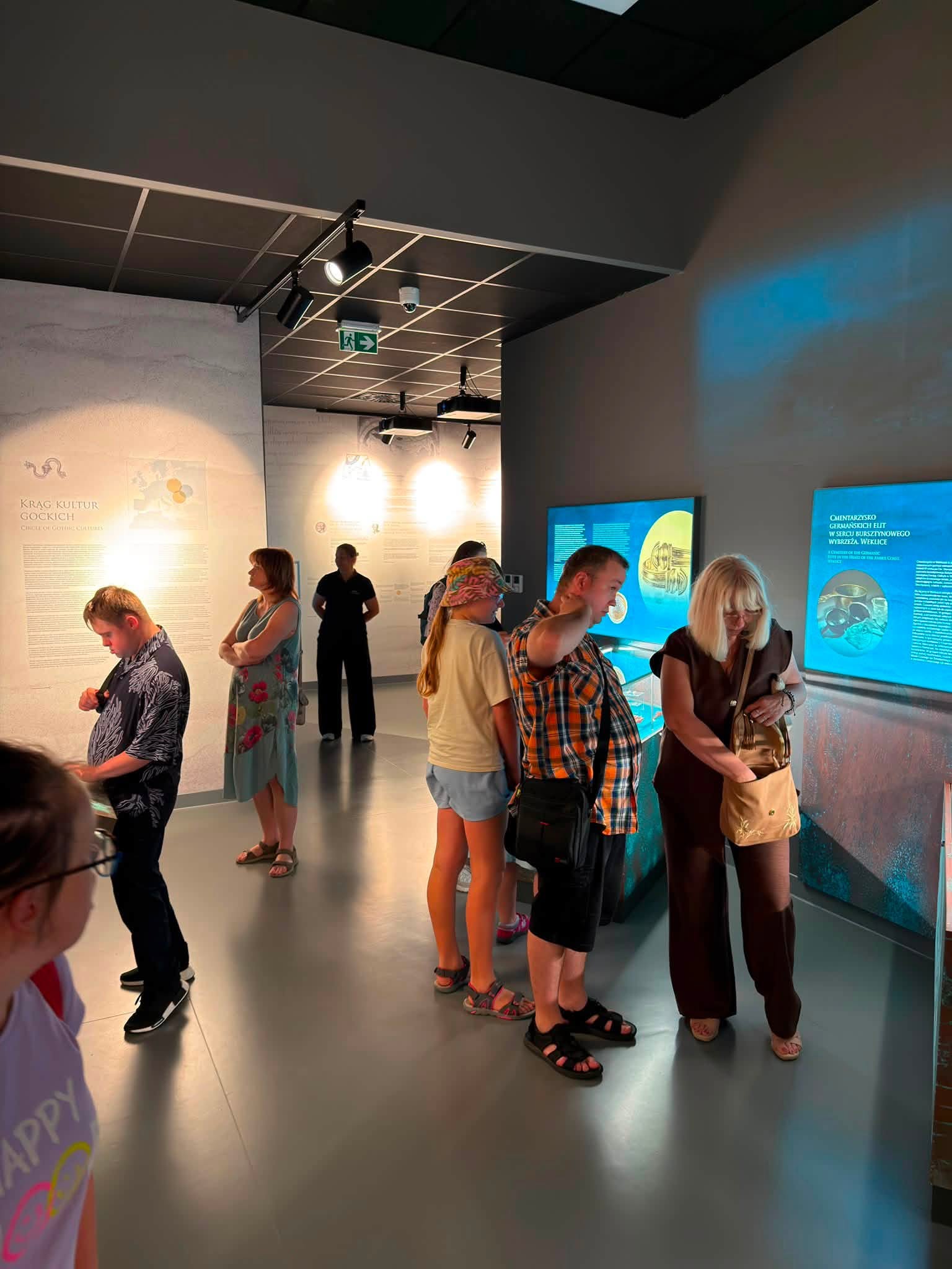Uczestnicy wycieczki oglądają ekspozycję muzealną poświęconą kulturze i historii Gotów.
