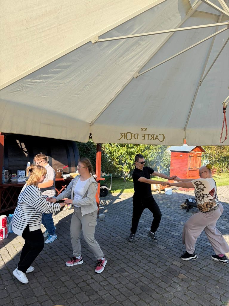 Wspólna zabawa i aktywności uczestników podczas pikniku integracyjnego organizowanego przez Stowarzyszenie.